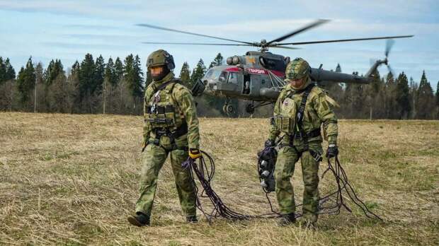 Прыжок без парашюта: росгвардейцы показали, как умеют десантироваться с вертолета