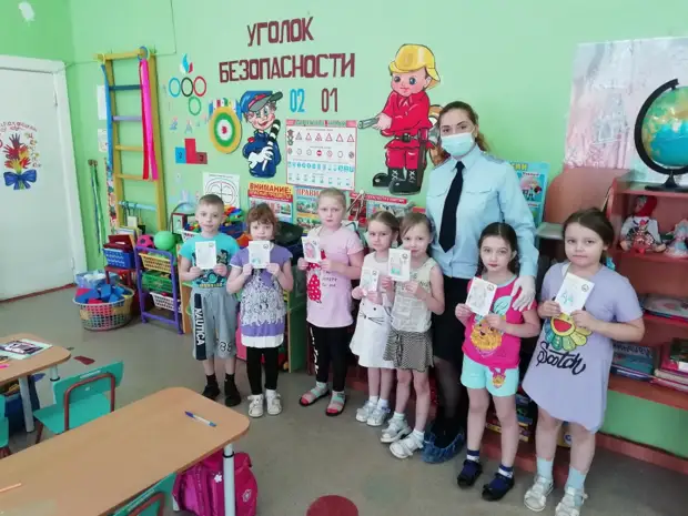 В Тверской области детсадовцы вместе с сотрудниками ГИБДД подготовили для мам поздравления