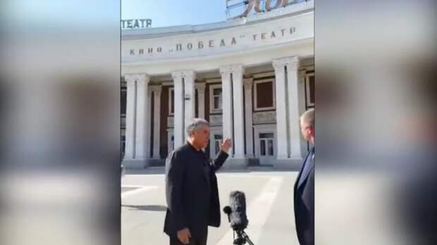 Володин и Исаев у кинотеатра Победа