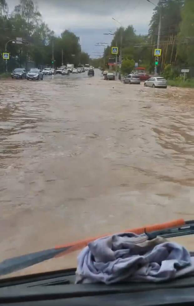После дождя улицы Ижевска оказались затоплены