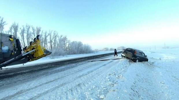 Дорожники помогли водителю, оказавшемуся в кювете на трассе Алтайского края