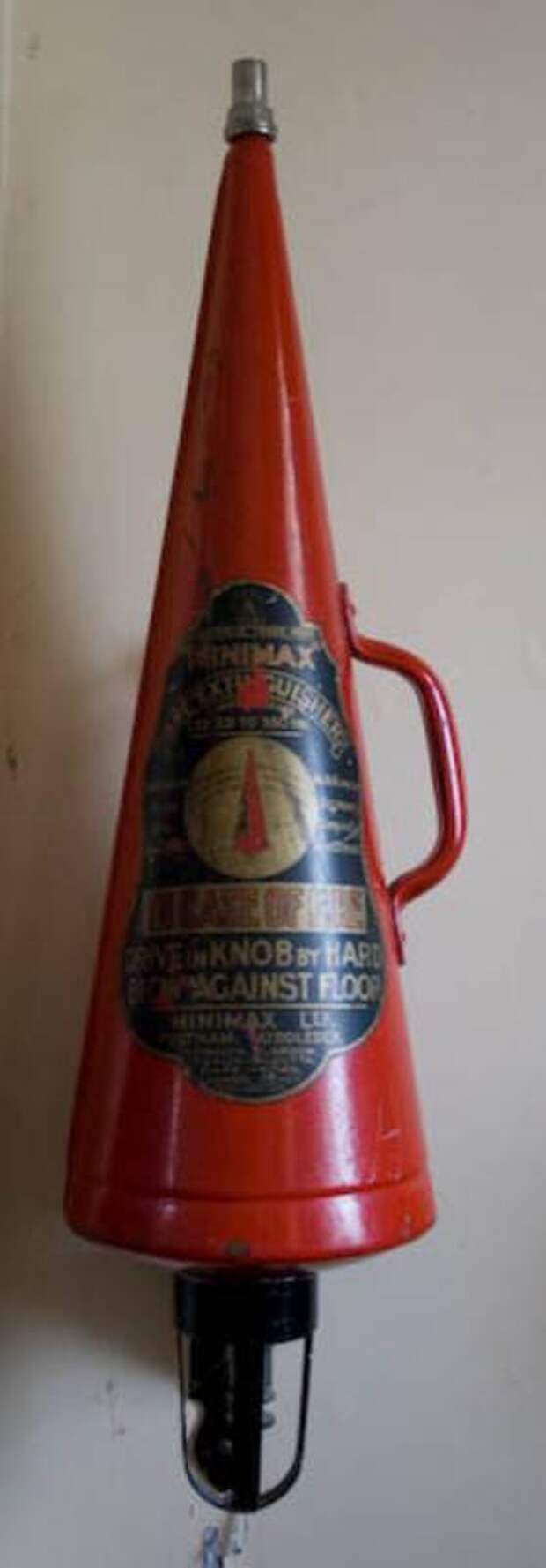 Первый огнетушитель изготовлен. Пенный огнетушитель Лорана. Пеногон огнетушитель эклер. Огнетушитель 1934 год.
