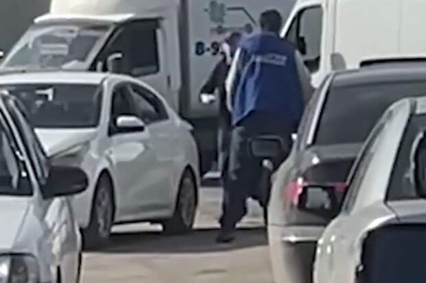 В Новосибирске попало на видео, как водитель скорой помощи избил автомобилиста