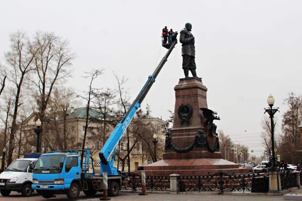 Памятники моют в Иркутске после зимы. Фото и видео