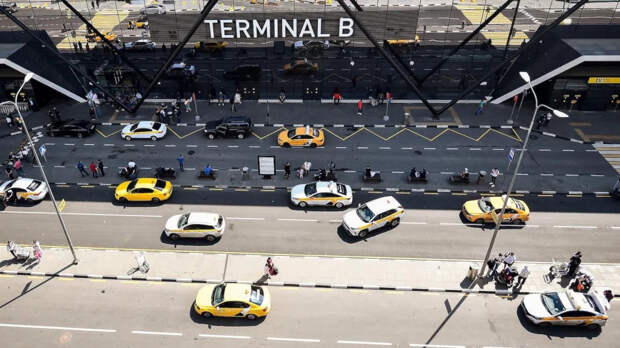 В аэропортах Подмосковья начали штрафовать таксистов-зазывал