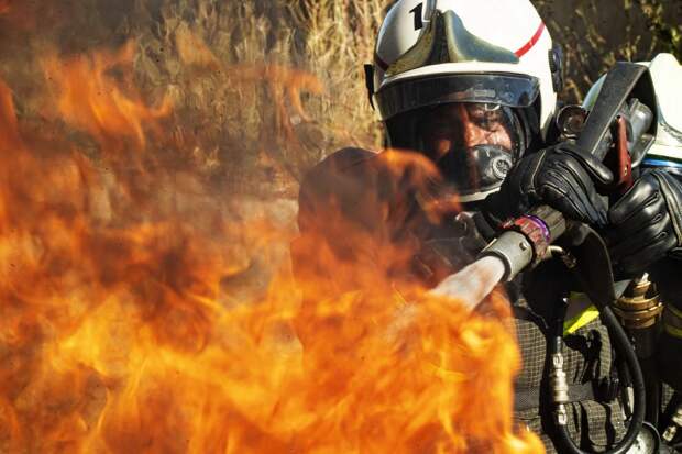 Пожар начался на НПЗ в Туапсе в результате атаки беспилотников ВСУ