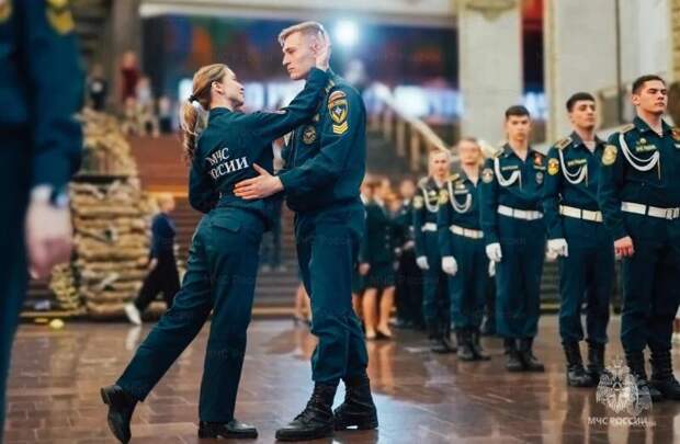 Курсанты МЧС России станцевали вальс в память о героях