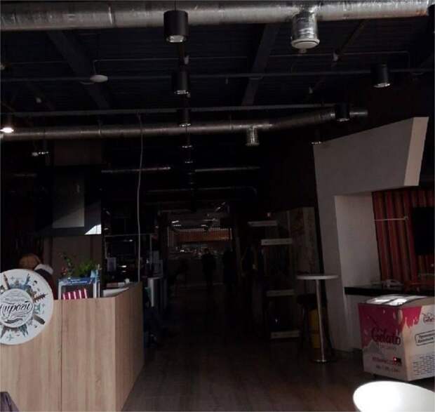 «Свет так и не дали»: крупнейший ТЦ во Владивостоке остался без посетителей