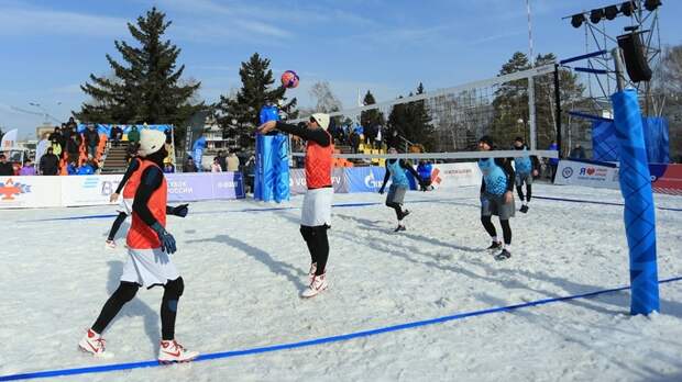 Волейбол на снегу / Фото: amic.ru  