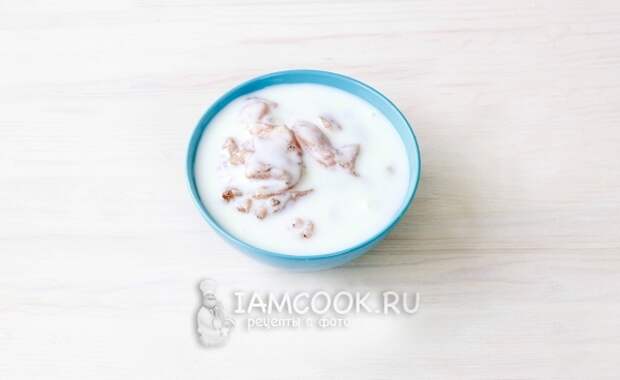 Положить куриное филе в кефир
