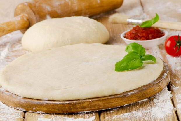 Воду можно добавить в тесто при приготовлении хлеба или пиццы.