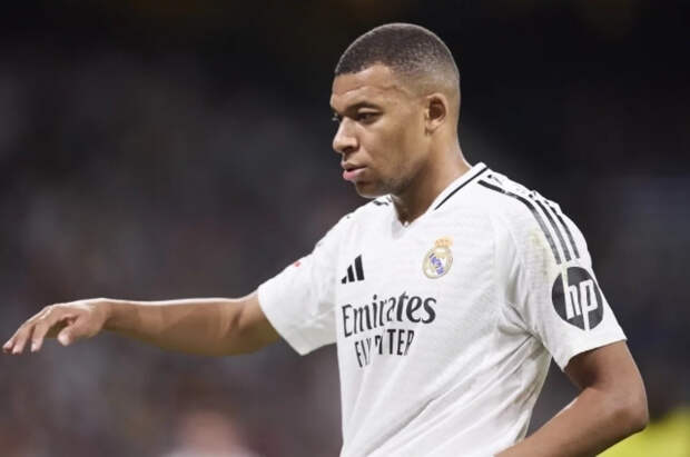 Звезда «Реала» Мбаппе толкнул Оксану Самойлову на выходе из отеля в Париже