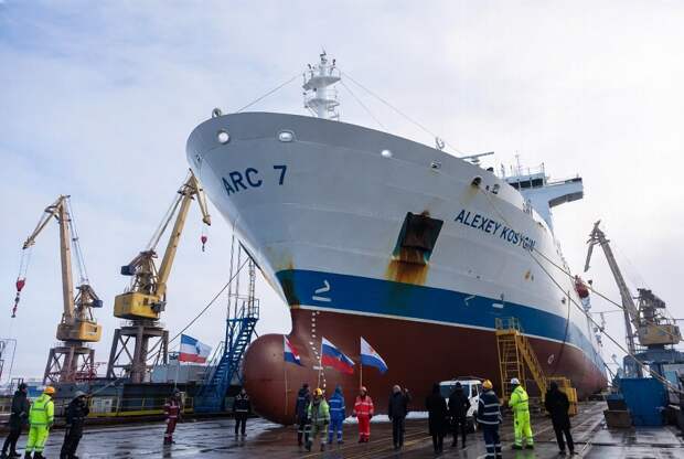 Первый построенный в России арктический танкер-газовоз отправлен заказчику