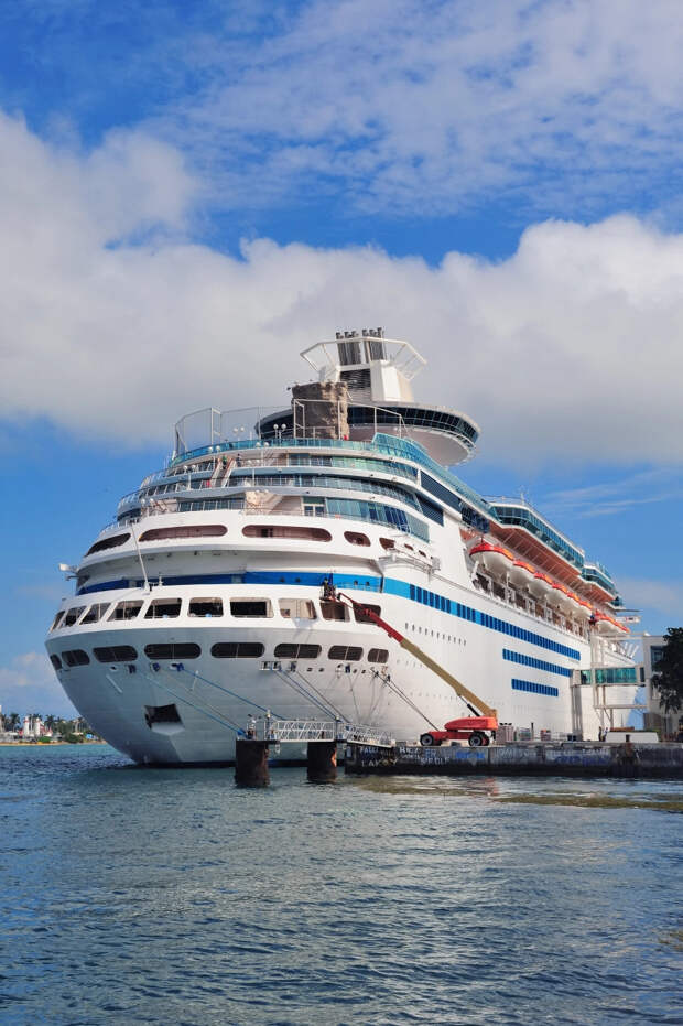 Около 200 русских туристов принуждают покинуть застрявший в Дохе круизный лайнер