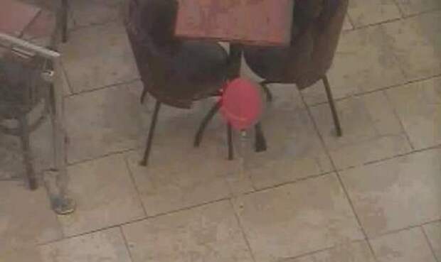 Невидимка с красным шариком в торговом центре Невидимка с красным шариком в торговом центре