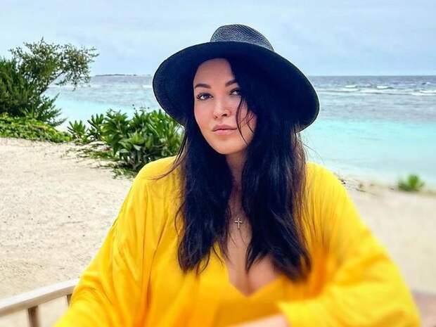 Встали на коньки и мило держатся за руки: Ирина Дубцова проводит праздники с новым мужчиной