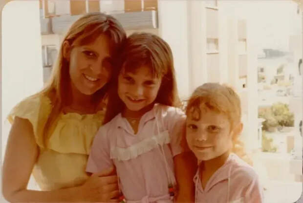 Виктория Бекхэм с матерью и сестрой/Фото: victoriabeckham/Instagram*