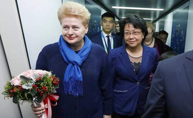 На фото: президент Литвы Даля Грибаускайте прибыла в Китай, чтобы присутствовать на первом Международном конгрессе Китая Import Expo (CIIE), 2018 год