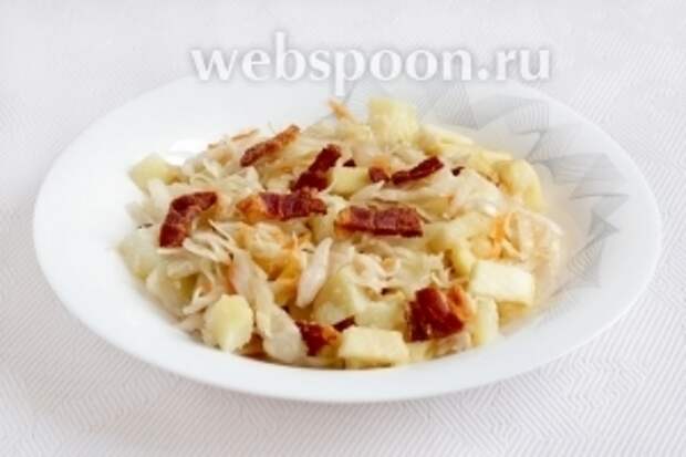 Смешать в салатнике, картофель, яблоко, капусту, посыпать чипсами из бекона.