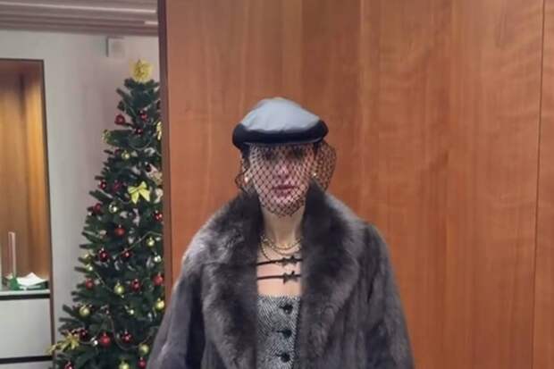 «50 лет — это только начало!»: Тина Канделаки появилась на публике в корсетном топе и шубе