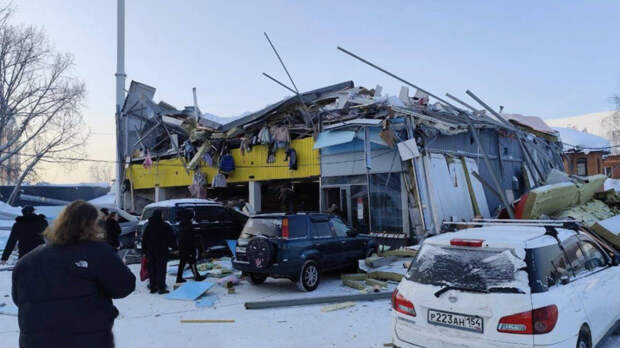 Обрушение крыши ТЦ в Новосибирске: что известно к этому часу