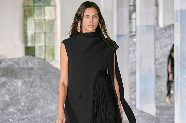 Кэндис Свейнопол и Ирина Шейк с накладными ушами на показе Burberry