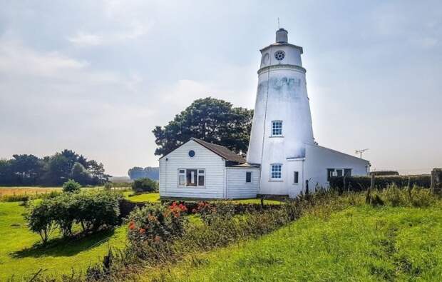 Старый маяк превратился в гостиный двор (Sir Peter Scott Lighthouse). | Фото: bridgewatch.org.uk. Старый маяк превратился в гостиный двор (Sir Peter Scott Lighthouse). | Фото: bridgewatch.org.uk.