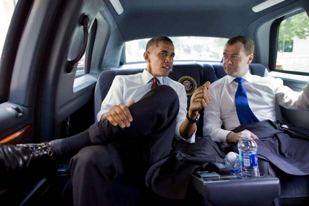 Обама о чем-то беседует с Медведевым, сидя на велюровом заднем диване президентского лимузина.  велюр, кожанный салон, салон