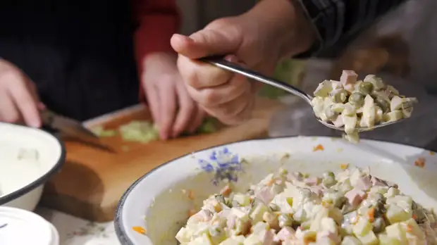 Шеф-повар Ивлев рассказал, как освежить рецепт салата оливье для новогоднего стола