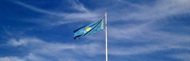 В Актау сняли государственный флаг из-за непогоды