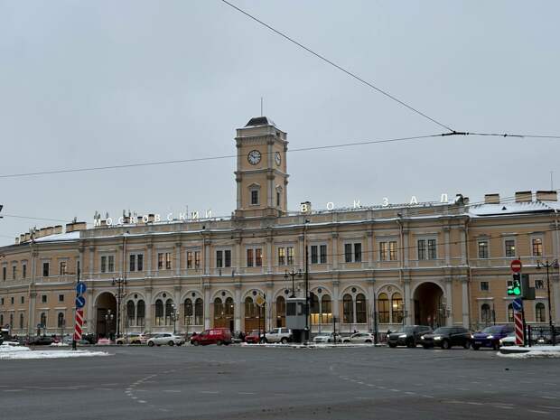 В центре Петербурга начался демонтаж новогодних украшений