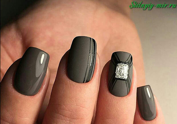 Стильный маникюр в модных темных оттенках