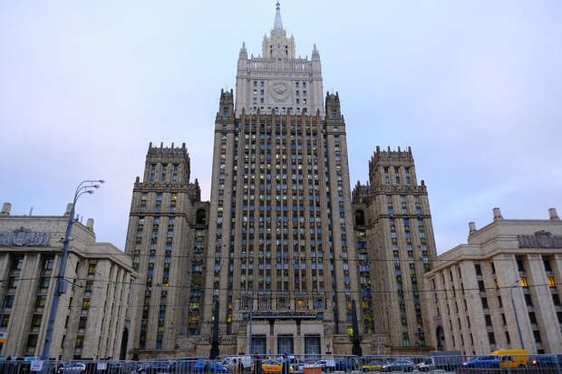 МИД: Россия будет противостоять дезинформации и "агрессивным шагам" Запада