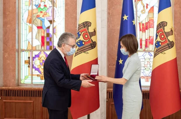 Президент Майя Санду наградила посла Франции Орденом Почета