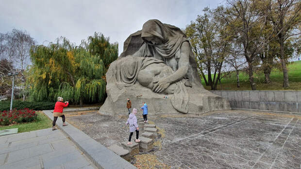 Монумент Скорбящая мать на Мамаевом кургане