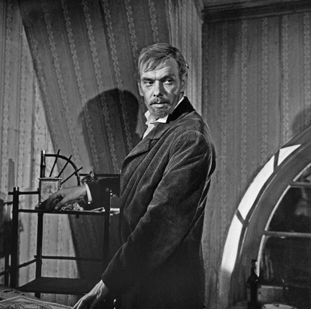 В роли циника Федора Протасова на съемках фильма "Живой труп" по одноименной пьесе Льва Толстого, 1968 год