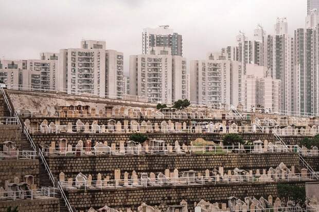 Вертикальные кладбища стали привычными для Гонконга. | Фото: insider.com/ Finbarr Fallon.
