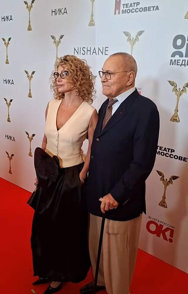 Андрей Кончаловский вышел в свет с женой Юлией Высоцкой