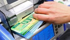 Рубль девальвируют, чтобы раздать населению больше "деревянных" денег