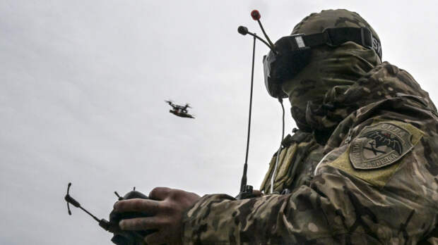 Российские FPV-дроны настигли боевиков ВСУ в лесу. Лучшее видео из зоны СВО