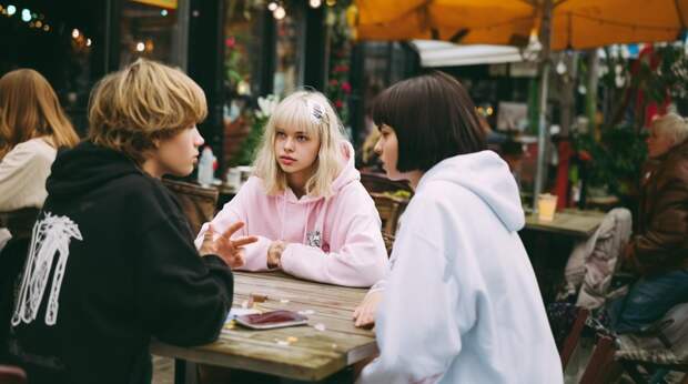 Кто такие фудкортницы: объясняем новое зумерское явление, которое не дает покоя пользователям соцсетей