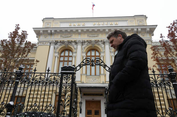 ЦБ повысил ключевую ставку до 16%. Что будет с кредитами, вкладами и рублем