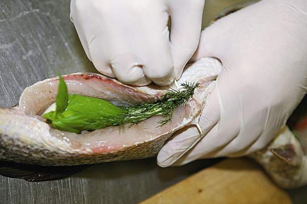 Сколоть рыбу зубочистками, связать кулинарной нитью в нескольких местах…