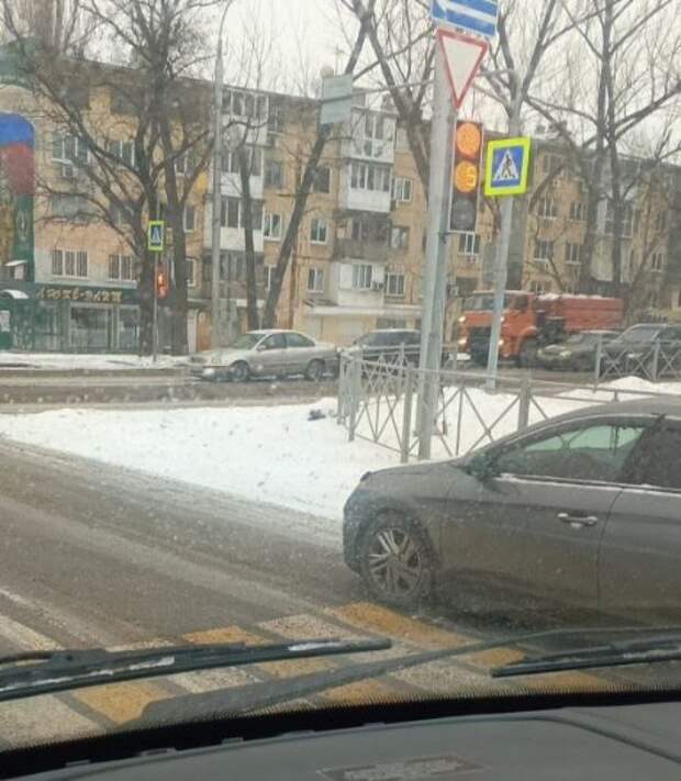 Небольшое ДТП на перекрестке Ильича и Шахтостроителей