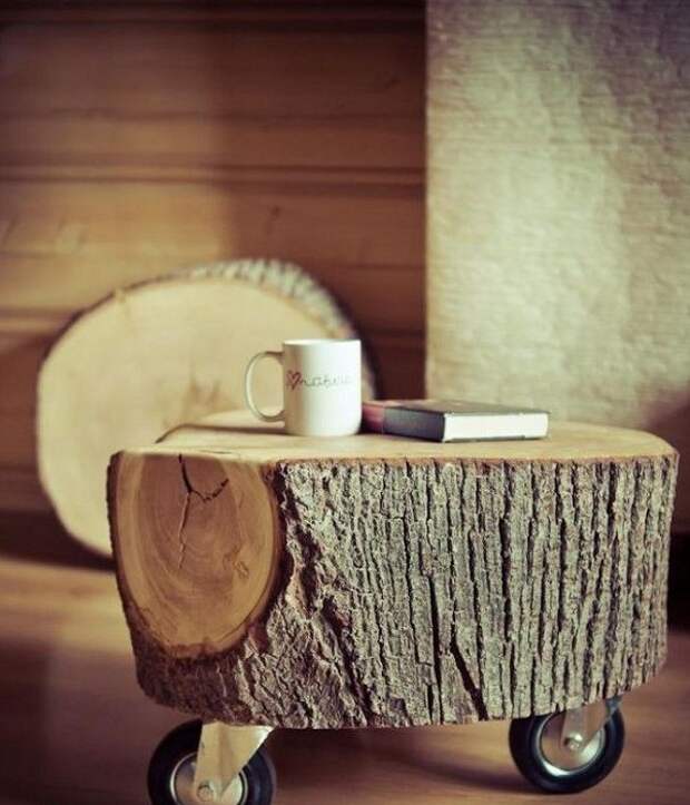 Интересная тумба, которая выполнена с части дерева, хороший вариант для гостиной.