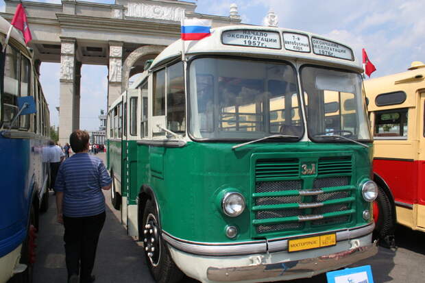 Реставраторы завершили работу над советским автобусом ЗИЛ-158 с прицепом для Московского музея транспорта