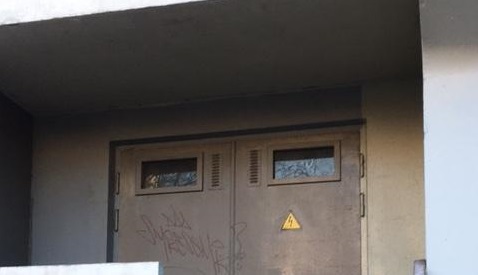 С фасада дома в проезде Шокальского удалили вандальные надписи