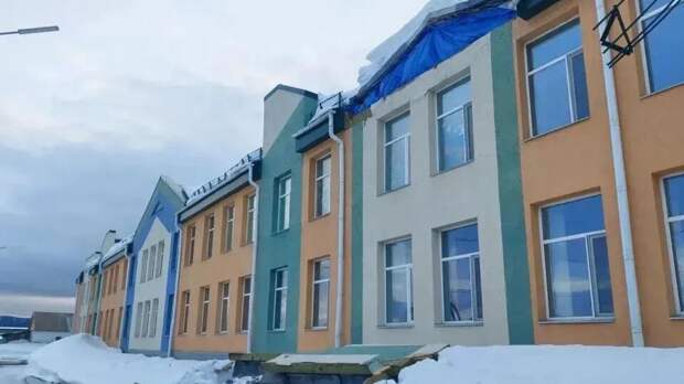 Часть стены школы–детсада обрушилась в селе на Сахалине