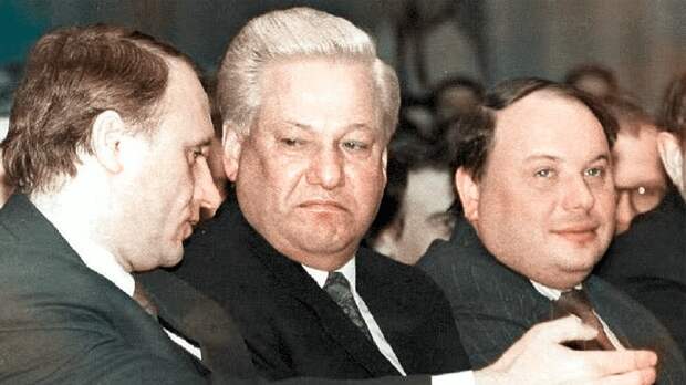 Советские люди были обмануты политическими напёрсточниками и аферистами (собственное исполнение, фотошоп). 