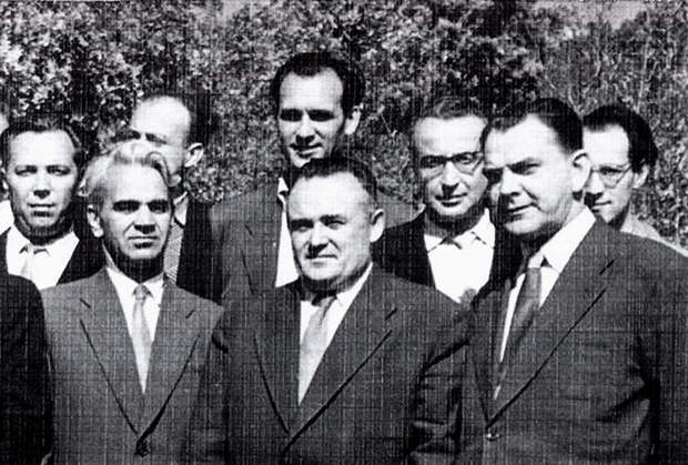 Рудольф Бакитько (справа, второй ряд) и команда Королева